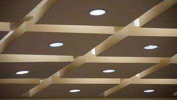 le plafond moderne avec un éclairage chaleureux photo