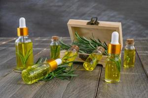 huiles essentielles de romarin pour le traitement de la peau photo