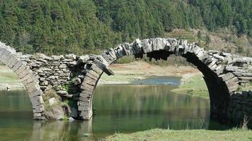 le vieux pont en pierre voûté fait il y a de nombreuses années dans la campagne de la chine photo