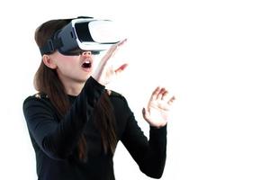 Les femmes à lunettes virtuelles sur fond blanc isolé photo