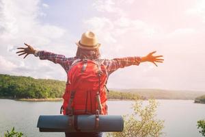 la liberté montre les mains des femmes hipster en voyageur d'elle et ce mode de vie profitant du voyage et du routard photo