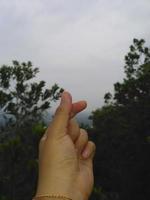 mise au point sélectionnée, symbole d'amour coréen avec votre doigt. photo