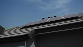 photovoltaïque. panneau solaire. centrale solaire de toit sur le toit photo