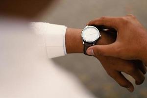 montre d'homme à portée de main. cérémonie de mariage photo