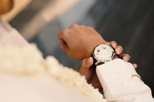 montre d'homme à portée de main. cérémonie de mariage photo