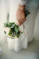 bouquet de fleurs de mariage dans les mains des mariées photo