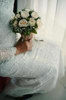 bouquet de fleurs de mariage dans les mains des mariées photo