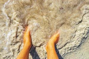 pieds dans l'eau et plage de sable playa del carmen mexique. photo
