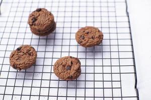 biscuits au chocolat sur une table blanche photo