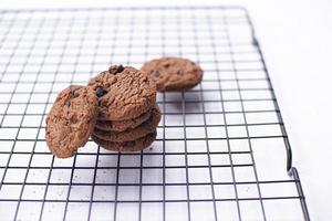 biscuits au chocolat sur une table blanche photo