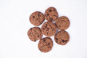 biscuits au chocolat sur une table blanche photo