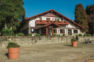 gramado, brésil - 21 juillet 2019. charmante maison du centre culturel municipal de style d'influence allemande sur un parc de gramado. une jolie ville d'influence européenne très recherchée par les touristes. photo