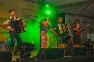 Canela, Brésil - 21 juillet 2019. Des musiciens portant des vêtements typiques interprètent des chansons traditionnelles sur la scène d'un festival folklorique à Canela. une charmante petite ville très appréciée par son écotourisme. photo