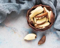 panier avec des noix du Brésil photo