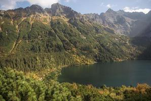 morskie oko lake eye of the sea dans les tatras en pologne. photo