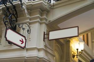 les plaques signalétiques à l'intérieur du bâtiment. photo