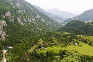 la vue sur les montagnes. photo