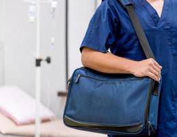 médecin d'urgence. médecin avec un sac dans la salle de la clinique photo