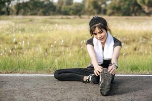 les femmes s'échauffent avant et après l'exercice. photo