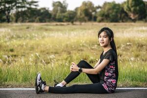 les femmes s'échauffent avant et après l'exercice. photo