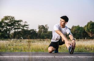 les hommes s'échauffent avant et après l'exercice photo