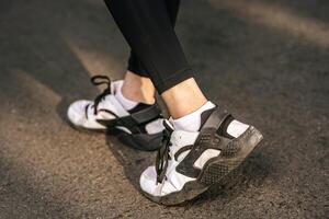 pieds de femme de coureur courant sur la route en gros plan sur la chaussure. concept de mode de vie sain sportif. photo