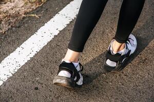 pieds de femme de coureur courant sur la route en gros plan sur la chaussure. concept de mode de vie sain sportif. photo