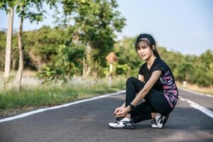 cette femme a lacé un lacet pour faire de l'exercice photo