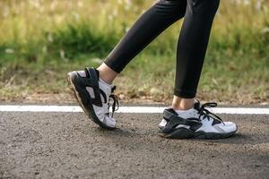 pieds de femme de coureur courant sur la route en gros plan sur la chaussure. concept de mode de vie sain sportif. photo