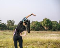 les femmes s'échauffent avant et après l'exercice. photo