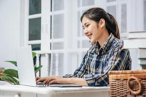 les femmes utilisent des ordinateurs portables au bureau avec plaisir photo