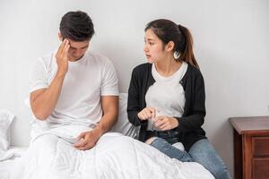 le malade avait une femme qui regardait et touchait son front. photo