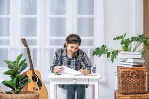 les femmes travaillent à table et analysent des documents. photo