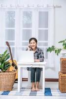 les femmes s'assoient au bureau et utilisent le téléphone pour se coordonner. photo