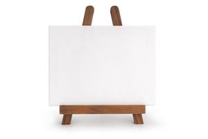 chevalet en bois avec toile vierge isolé sur fond blanc photo