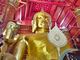 temple wat phanan choeng cette statue de bouddha très respectée est appelée luang pho thothai luang pho toby thaïlandais et sam pao kong chinois sam pao kongbychina. photo