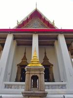 Wat Phra Chetuphonwat Pho est situé derrière le splendide temple du Bouddha d'émeraude. photo