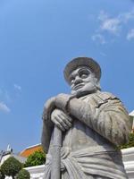 statue de pierre à wat phra chetuphonwat pho de thaïlande.