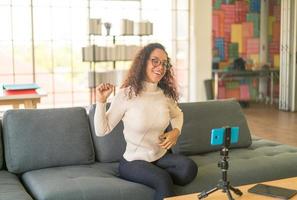 influenceuse latine filmant une vidéo et parlant avec une caméra pour un blog photo