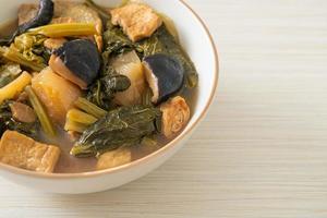 ragoût de légumes chinois au tofu ou soupe de mélange de légumes photo