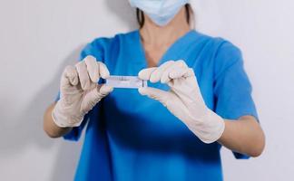 diagnostic de maladie virale, médecin tenant une cassette de test de coronavirus, streptocoque rapide photo