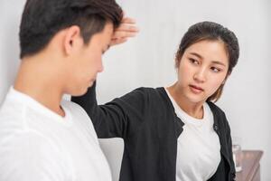 le malade avait une femme qui regardait et touchait son front. photo