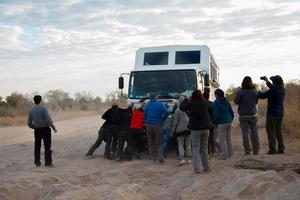 désert du kalahari, namibie, 2016, groupe de touristes aidant leur camion à traverser une route sablonneuse. ciel nuageux, copiez l'espace. région du Kalahari, Namibi