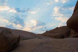 beau sentier de randonnée sur grès au lever du soleil. damaraland, namibie. photo