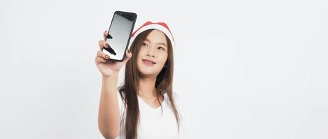 femme asiatique avec un smartphone à la main qui pose comme un selfie ou un appel vidéo