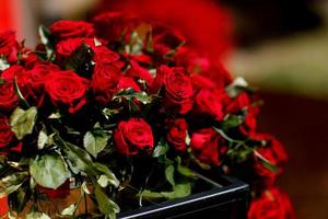 bouquet de roses rouges dans un arrangement de mariage décoratif. mise au point sélective photo
