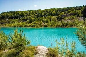lac de montagne aux eaux turquoises brillantes. photo