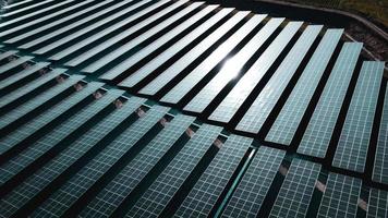 panneau de cellules solaires de la vue aérienne. photo paysage d'une ferme solaire produisant de l'énergie propre.