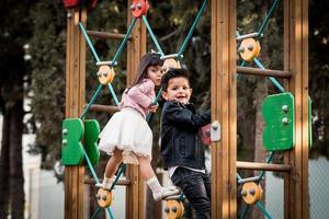 enfants dans le parc. garçon et fille jouant photo