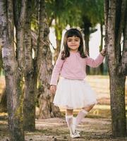 petite fille posant dans un parc photo